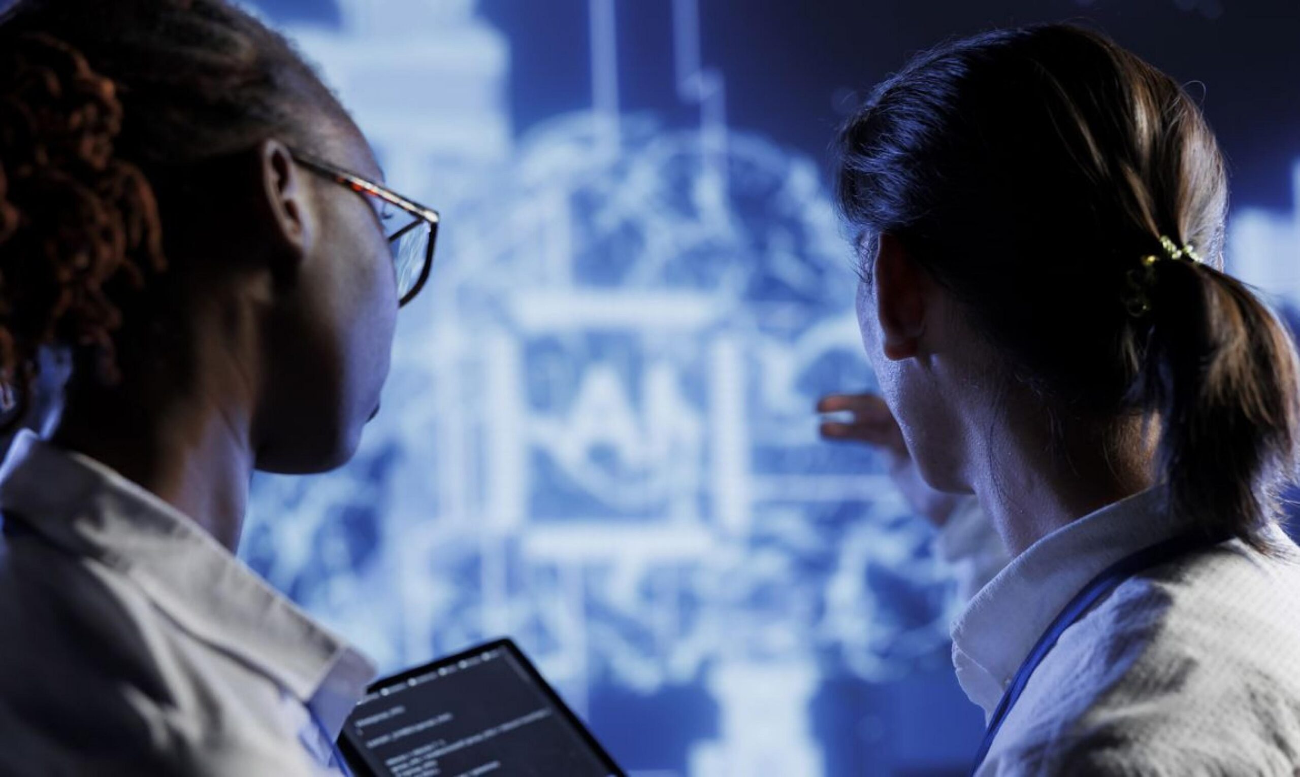 Como a IA é usada por golpistas para criar perfis falsos