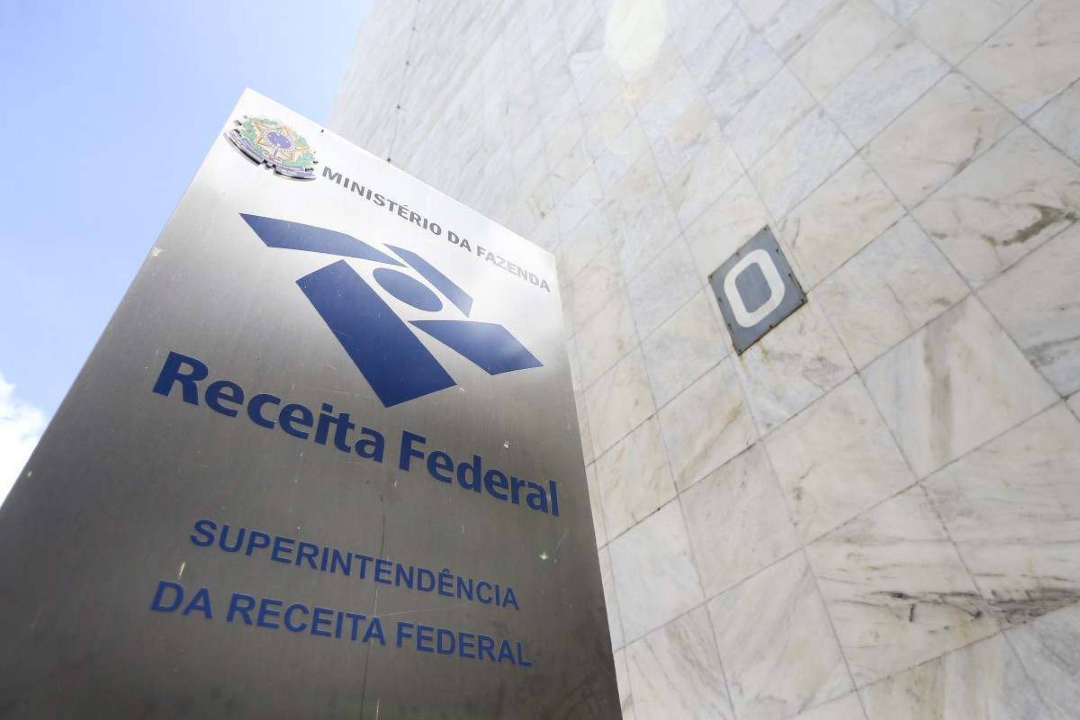 Leilão da Receita Federal: como funciona para comprar produtos baratos